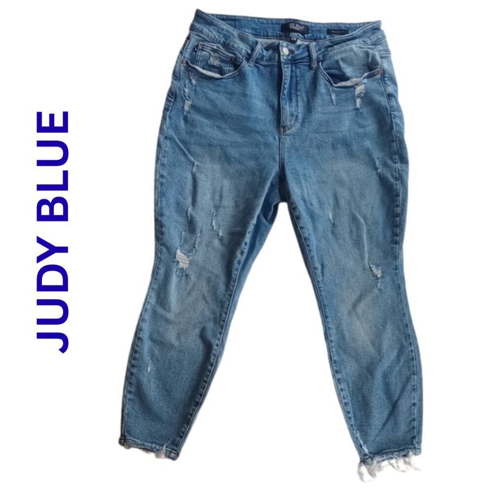 Size 18W Women's Judy Blue Distressed Relaxed Fit Frayed Cropped Ankle Jeans